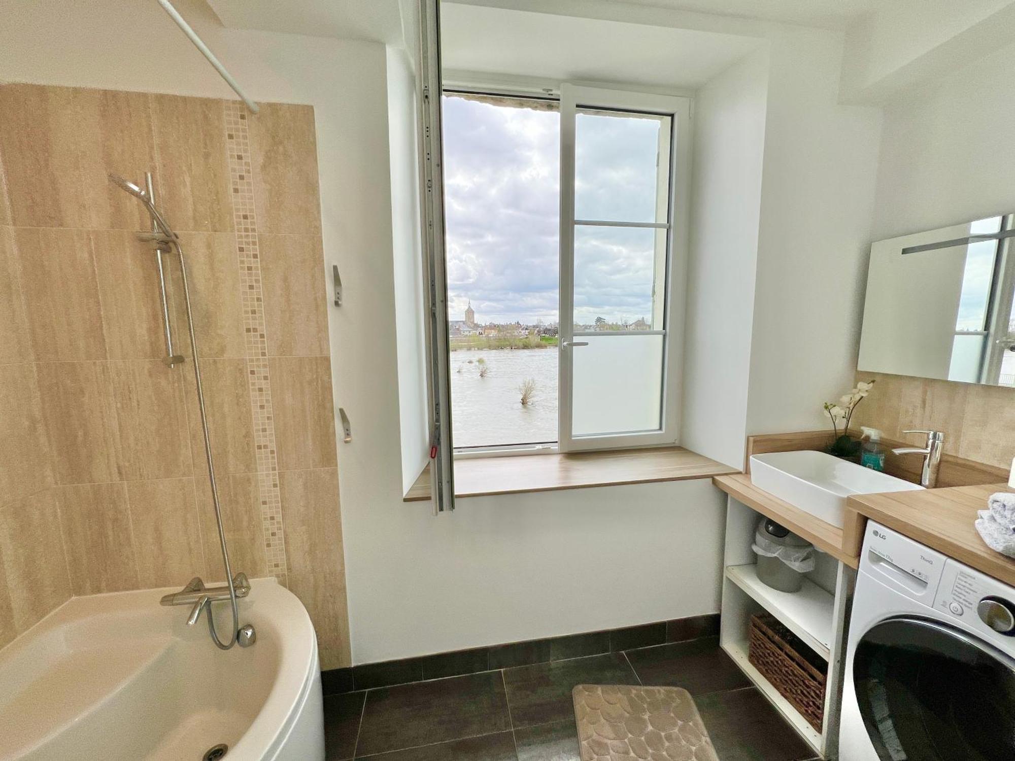 La Vue Loire Maison Saint-Denis-de lʼHôtel Esterno foto