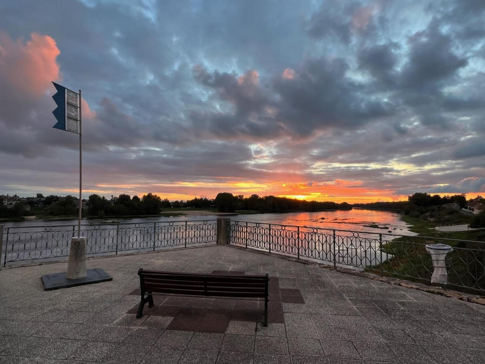 La Vue Loire Maison Saint-Denis-de lʼHôtel Esterno foto